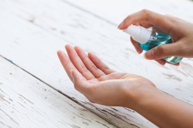 Koronavirüse karşı elleri dezenfekte etmek için dezenfeksiyon alkolü, salgın virüs bakterileri, sağlık önleme