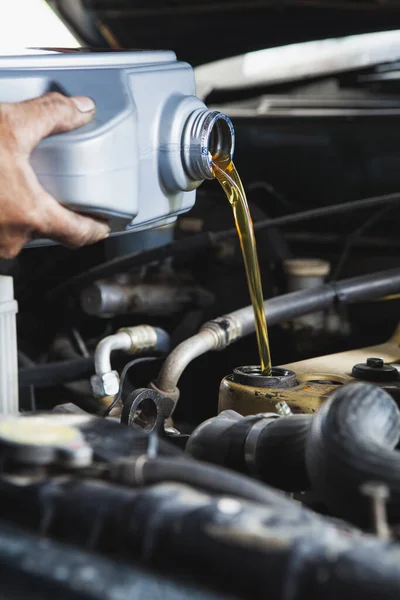 Mechanische Gieten Van Olie Auto Bij Reparatiegarage — Stockfoto