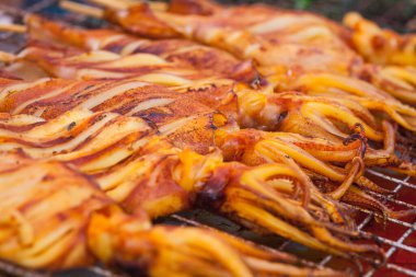 Markette ızgara kalamar.