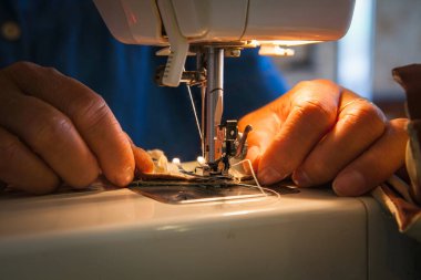 Terzisinde çalışan terzi, Terzi, kapatıyoruz.