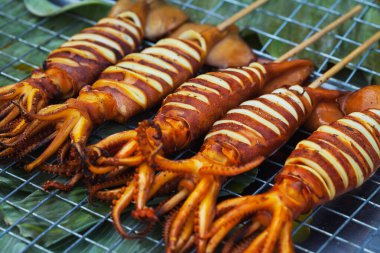 Markette ızgara kalamar.