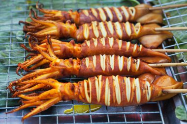 Markette ızgara kalamar.