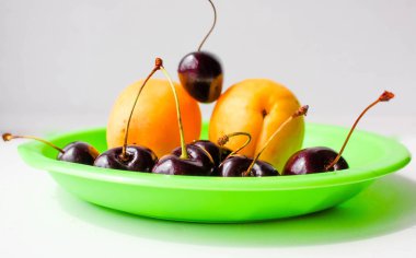 bir plaka üzerinde lezzetli meyve