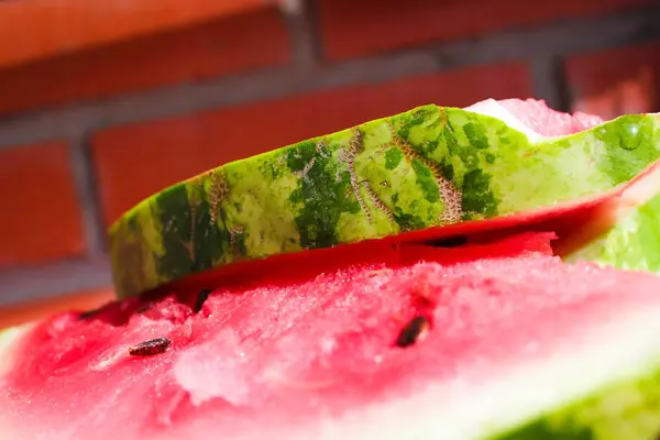 Pastèque sucrée sur la table — Photo