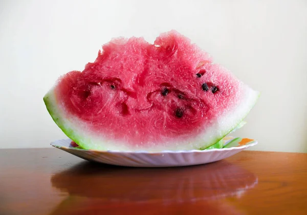 Söt vattenmelon på bordet — Stockfoto