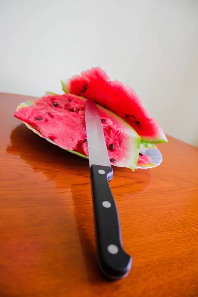 Bir bıçak ile lezzetli karpuz