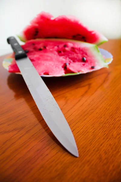 Délicieuse pastèque avec un couteau — Photo