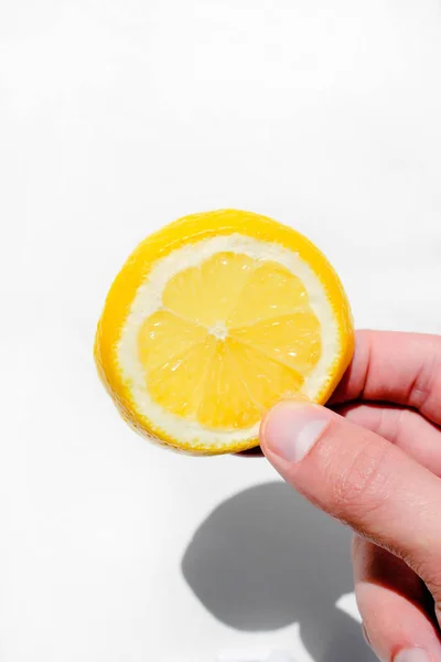 Lemon and Hand — Stock Photo, Image