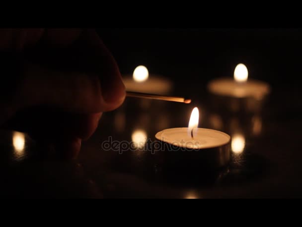 Ανάβοντας ένα σπίρτο σε ένα κερί — Αρχείο Βίντεο