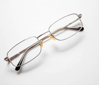 Beyaz arkaplanda gözlük