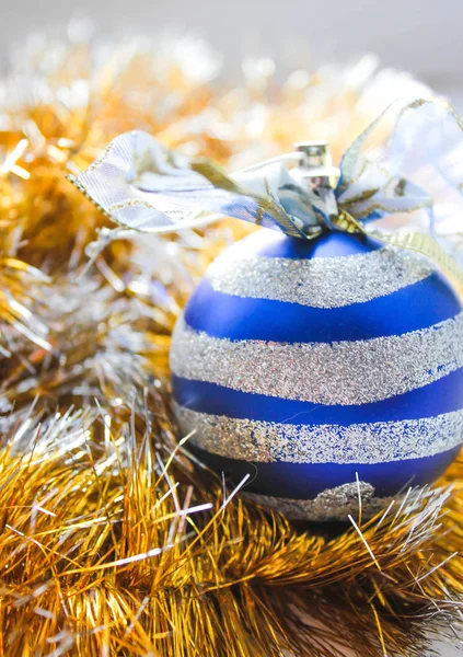 Noel tinsel bir oyuncakla