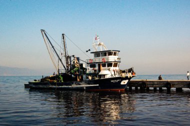 İskelede balık teknesi
