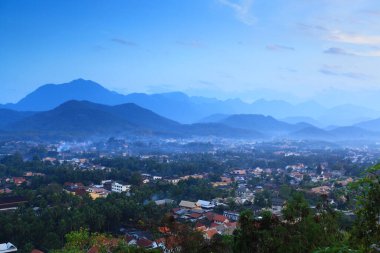 Günbatımında Asya şehrinin gökyüzü manzarası