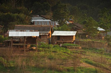 Tayland köyünün Runtee nehrinin manzaralı görüntüsü.