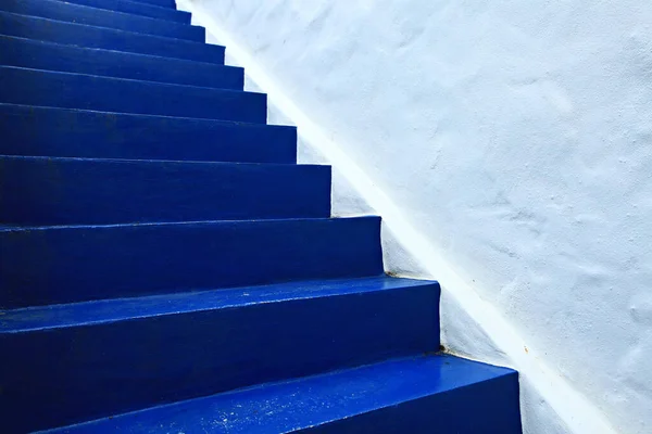希腊白房子里蓝色楼梯的特写镜头 — 图库照片