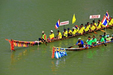 CHUMPHON, THAILAND-OCTOBER 31: Kimliği belirlenemeyen kürekçiler 31 Ekim 2012 tarihinde Chumphon, Tayland 'da düzenlenen King' s Cup, Khuen Khon Ching geleneksel tekne yarışı şampiyonası sırasında Tayland uzun botlarının keyfini çıkarıyorlar.