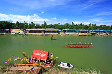 CHUMPHON, THAILAND-OCTOBER 31: Kimliği belirlenemeyen kürekçiler 31 Ekim 2012 tarihinde Chumphon, Tayland 'da düzenlenen King' s Cup, Khuen Khon Ching geleneksel tekne yarışı şampiyonası sırasında Tayland uzun botlarının keyfini çıkarıyorlar.