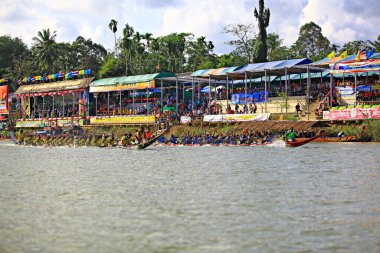 CHUMPHON, THAILAND-OCTOBER 31: Kimliği belirlenemeyen kürekçiler 31 Ekim 2012 tarihinde Chumphon, Tayland 'da düzenlenen King' s Cup, Khuen Khon Ching geleneksel tekne yarışı şampiyonası sırasında Tayland uzun botlarının keyfini çıkarıyorlar.