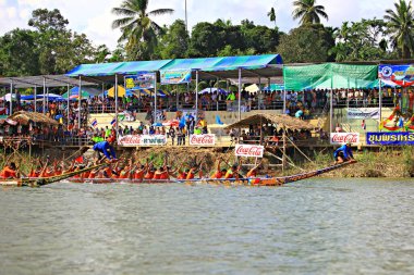 CHUMPHON, THAILAND-OCTOBER 31: Kimliği belirlenemeyen kürekçiler 31 Ekim 2012 tarihinde Chumphon, Tayland 'da düzenlenen King' s Cup, Khuen Khon Ching geleneksel tekne yarışı şampiyonası sırasında Tayland uzun botlarının keyfini çıkarıyorlar.