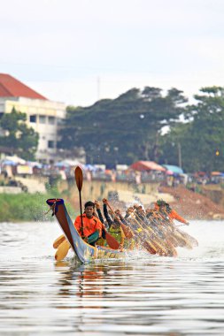 CHUMPHON, THAILAND-OCTOBER 31: Kimliği belirlenemeyen kürekçiler 31 Ekim 2012 tarihinde Chumphon, Tayland 'da düzenlenen King' s Cup, Khuen Khon Ching geleneksel tekne yarışı şampiyonası sırasında Tayland uzun botlarının keyfini çıkarıyorlar.