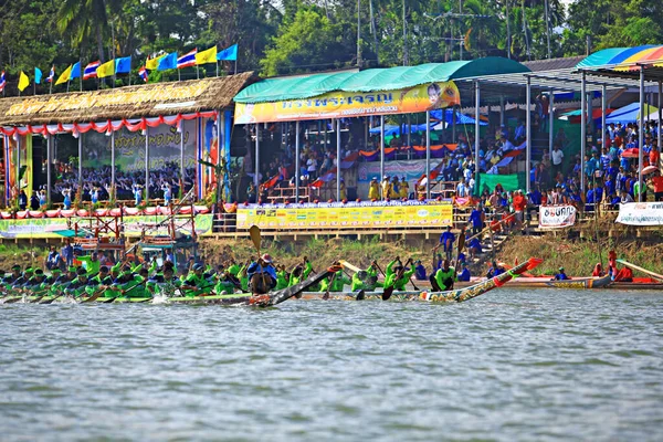 Chumphon Thailand October Unidentified Rowers Enjoy Native Thai Long Boats — Stock Photo, Image