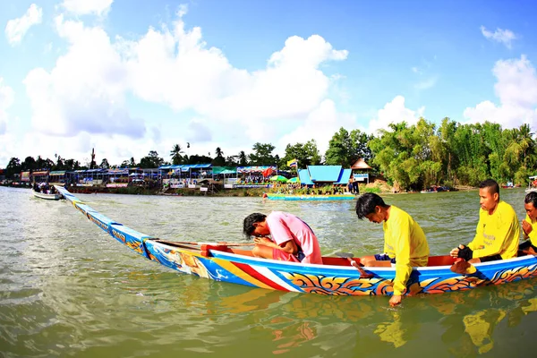 Chumphon Thailand Outubro Remadores Não Identificados Desfrutar Barcos Longos Tailandeses — Fotografia de Stock