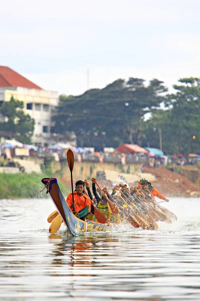 CHUMPHON, THAILAND-OCTOBER 31: Kimliği belirlenemeyen kürekçiler 31 Ekim 2012 tarihinde Chumphon, Tayland 'da düzenlenen King' s Cup, Khuen Khon Ching geleneksel tekne yarışı şampiyonası sırasında Tayland uzun botlarının keyfini çıkarıyorlar.