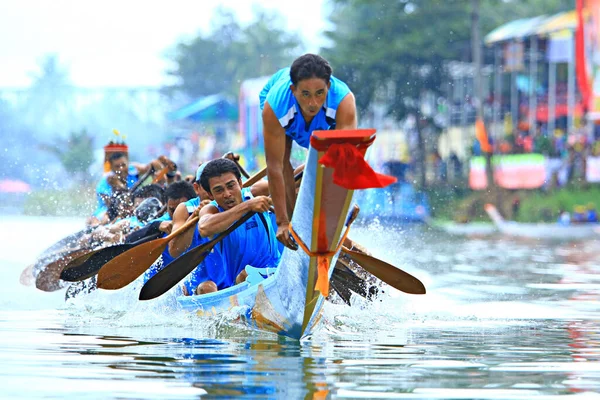 Chumphon Thailand October Unidentified Rowers Enjoy Native Thai Long Boats — Stock Photo, Image