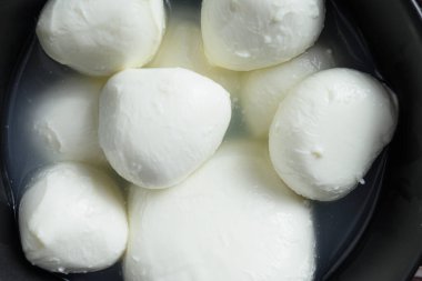 Siyah kasedeki Mozzarella peynirli bufalo topları, yukarıdaki manzarayı kapatın..