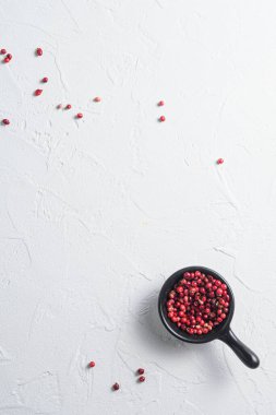 Akdeniz diyet konsepti beyaz desenli beton arka plan dikey alanı üzerine biber dokusu metin için.