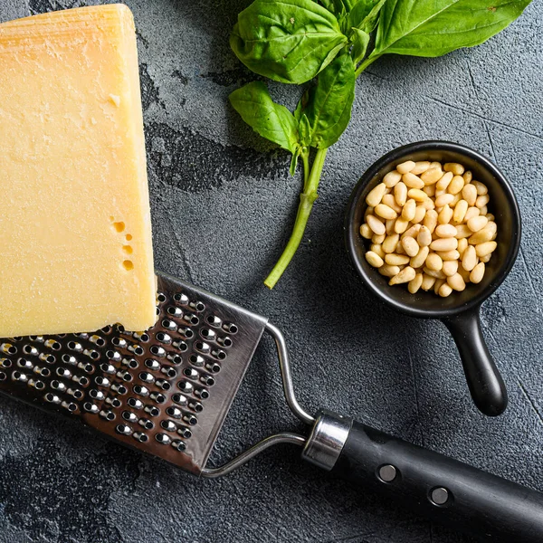 Çam fıstığı ve parmesan fesleğeni pesto genovese sosu için geleneksel İtalyan mutfağı. Üst Manzara. Kapat..