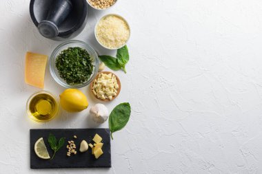 Pesto alla Genovese, Basil Sosu İtalyan pesto sosu için farklı malzemeler. Parmesan peyniri rendelenmiş fesleğen yaprağı, çam fıstığı, zeytin yağı, sarımsak beyaz taş kenarlı üst manzara. Yan taraftaki metin için boşluk.