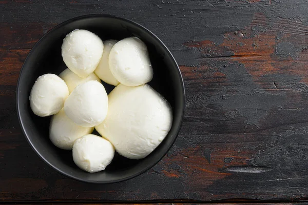 Bolas de queso Mozzarella maduro crudo sobre fondo de madera vieja vista superior espacio para texto —  Fotos de Stock