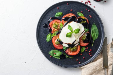 Vişneli domates ve karabiberli Caprese salatası. Kapatın. Metin için üst görünüm alanı