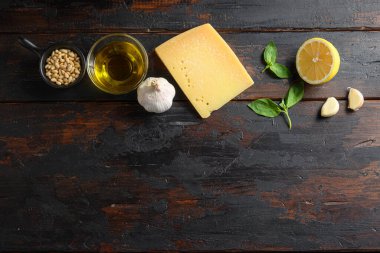 Ahşap kalasların üzerinde pesto için malzemeler metin için arka plan üst görünüm uzayı.