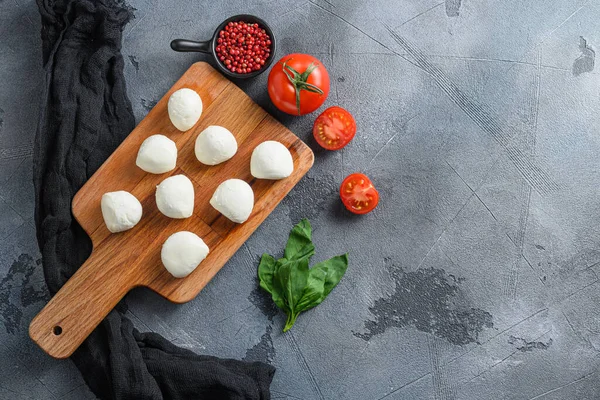 Mozzarella peyniri, fesleğen domates vişneli balzamik siyah taş içerik alanı metin için.