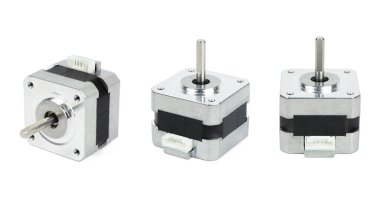 Beyaz arka planda izole edilmiş çeşitli elektrik basamakları veya stepper motorları var. CNC makinelerinin sürücü eksenleri için NEMA standart flanj motoru.