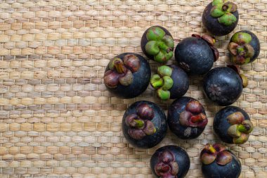Mangosen 'ler geleneksel hasır dokunun üzerine yerleştirildi.