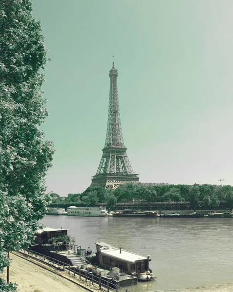 Eiffelturm im Sommer — Stockfoto