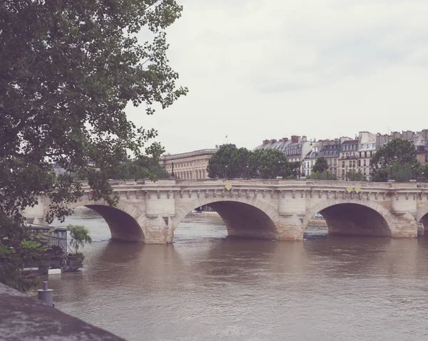 Мост через реку Сена — стоковое фото