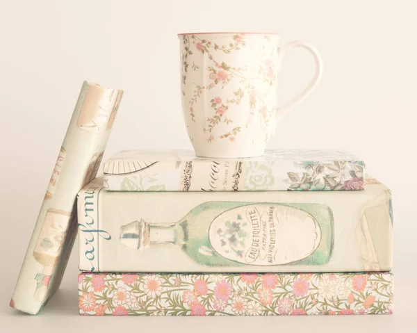 Tazza di tè sopra i libri — Foto Stock