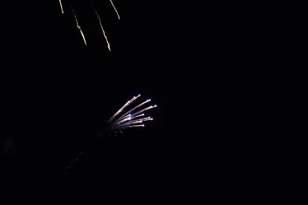 Fuochi d'artificio colorati nel cielo — Foto Stock