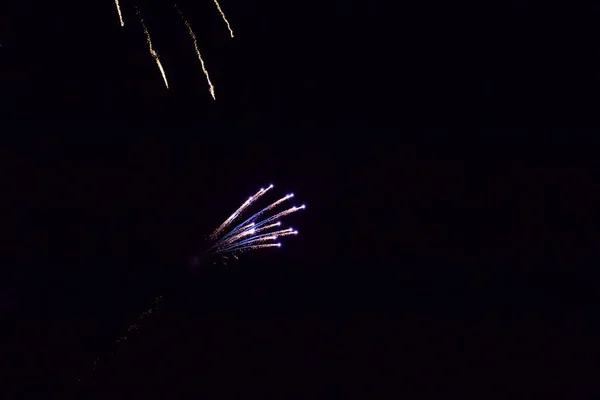 Fogos de artifício coloridos no céu — Fotografia de Stock