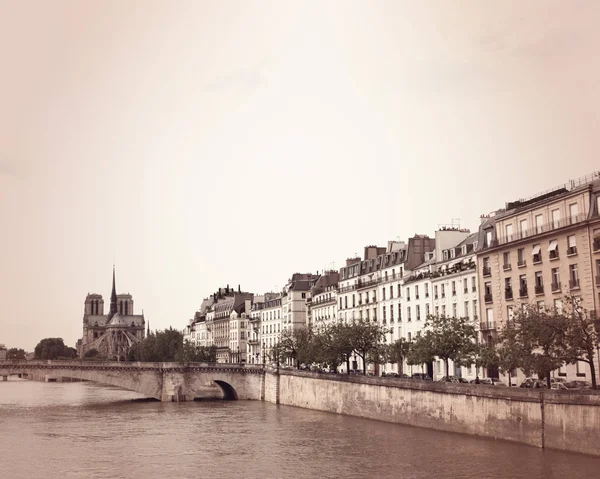 Edificios del Sena y París — Foto de Stock