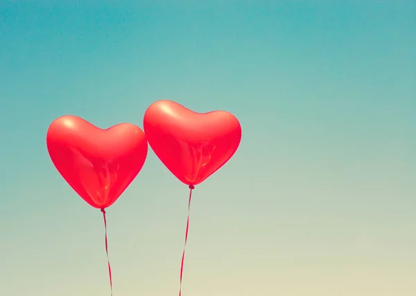 Zwei rote herzförmige Luftballons — Stockfoto