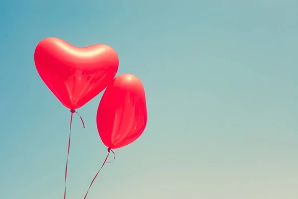 Two red heart shaped balloons — Stock Photo, Image