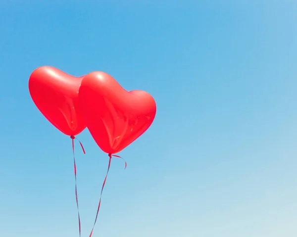 Dos globos rojos en forma de corazón —  Fotos de Stock