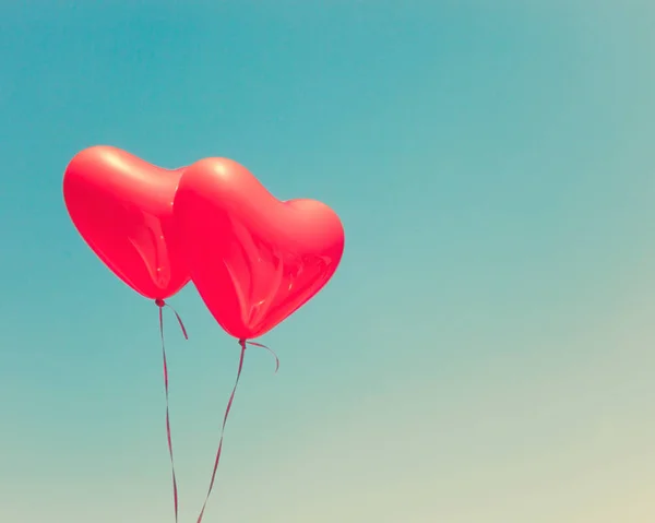 Dos globos rojos en forma de corazón — Foto de Stock