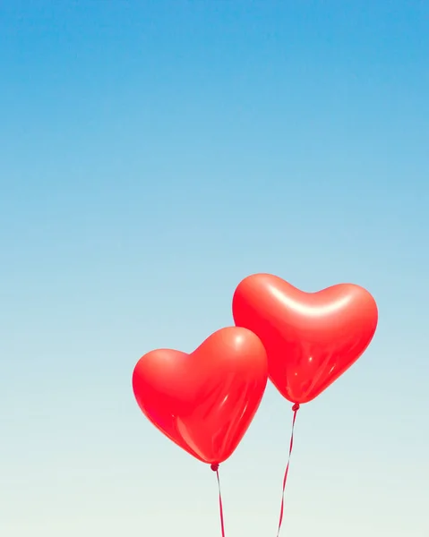 İki kırmızı kalp şeklinde balonlar — Stok fotoğraf