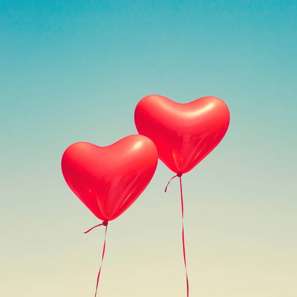 Dos globos rojos en forma de corazón — Foto de Stock